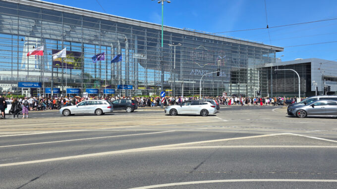 Pyrkon 2025 - Kolejka oczekujących na kilkaset metrów