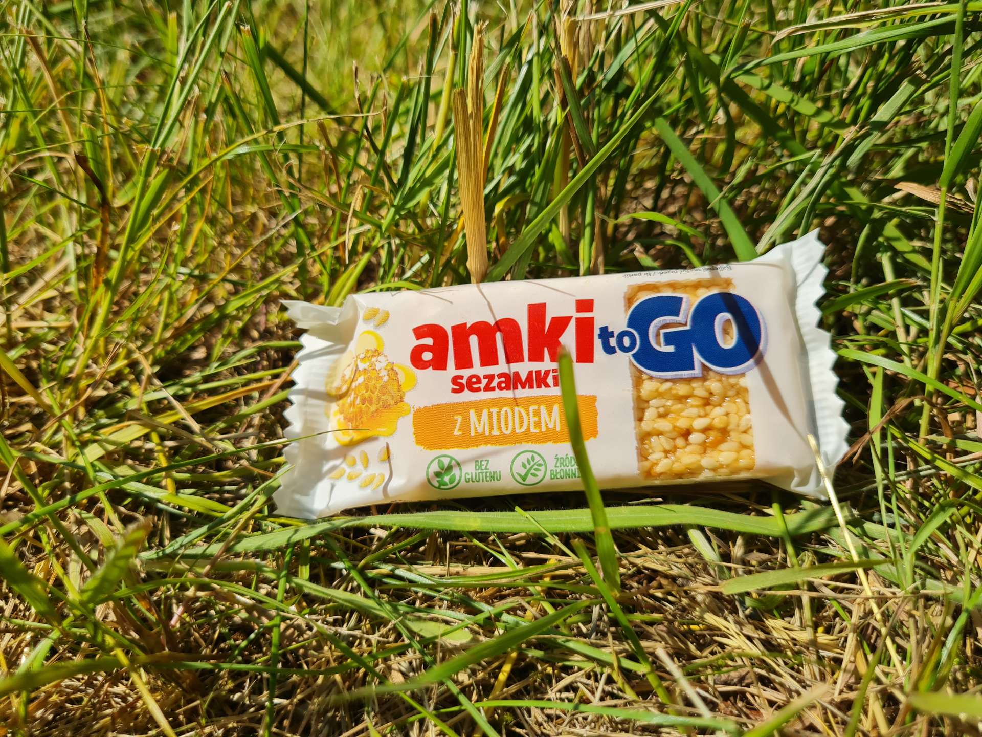 opakowanie sezamków sfotografowane na trawniku