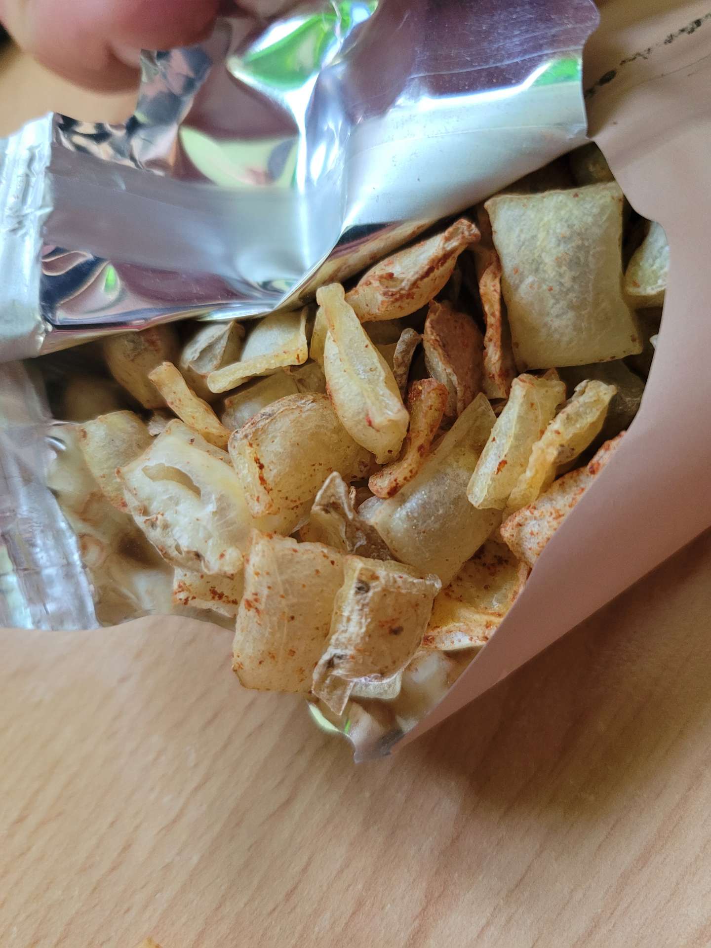 niewielkie chrupki ziemniaczane w otwartym opakowaniu