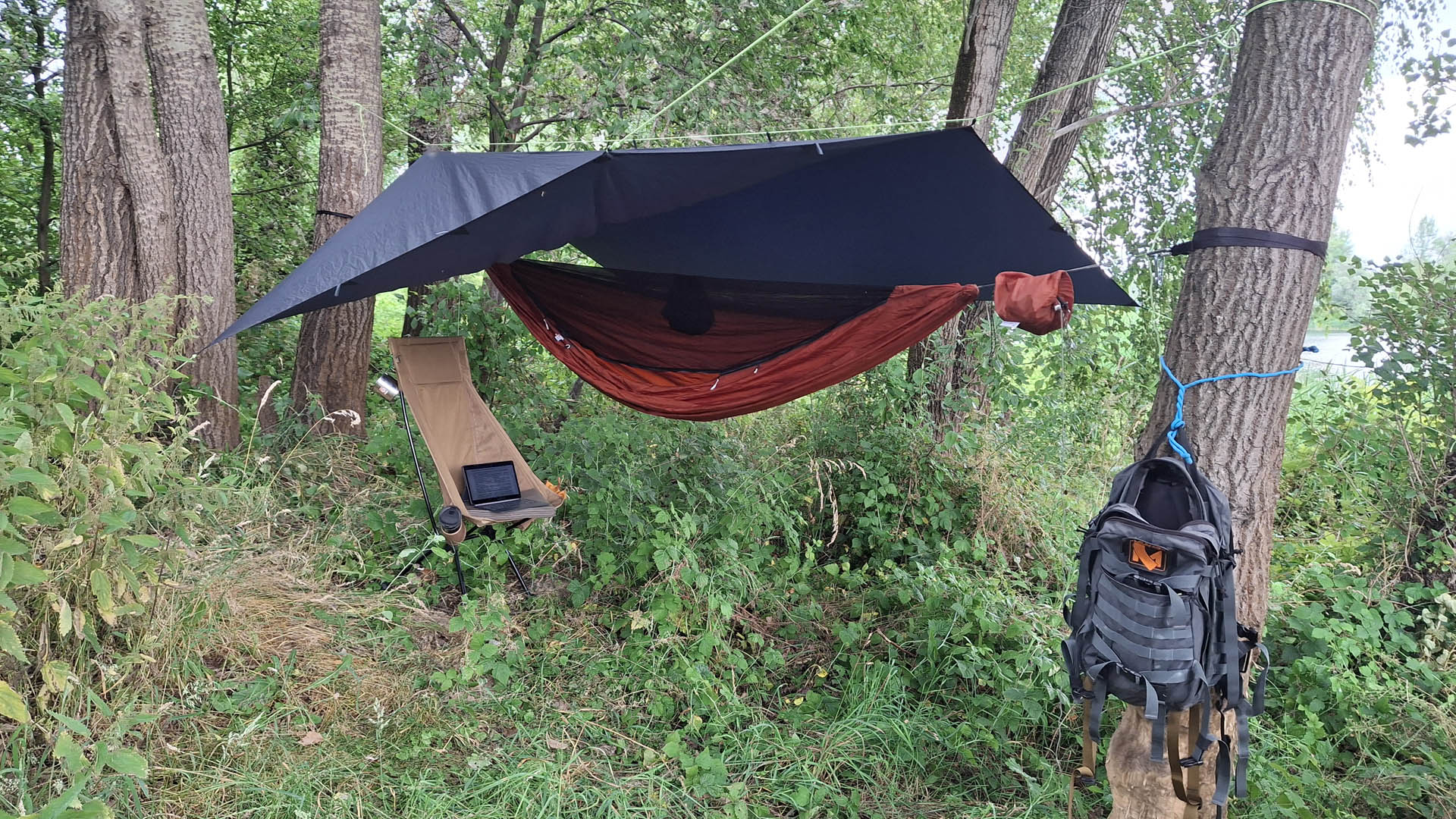 Alternatywny sposób rozwieszenia plandeki Helikon Supertarp