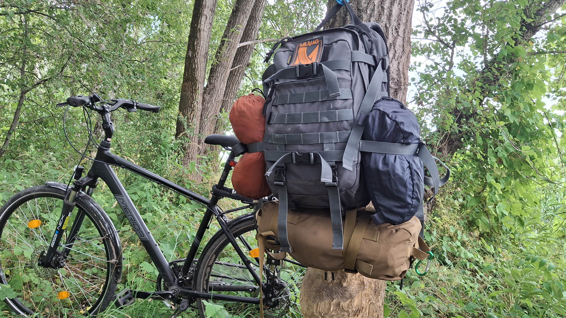 Helikon Supertarp w pokrowcu przytroczony do plecaka