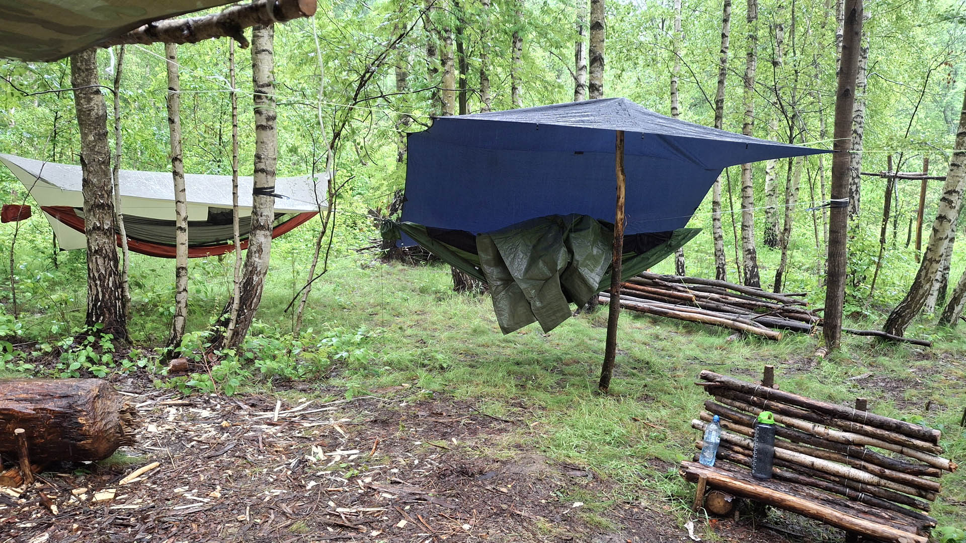 Helikon Supertarp rozwieszony awaryjnie podczas deszczu