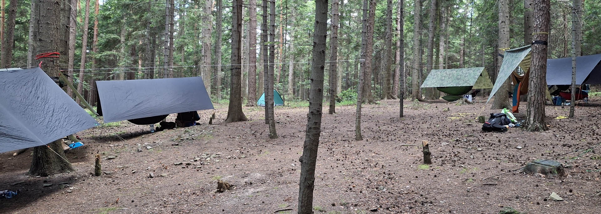 Plandeki Helikon Supertarp w obozie