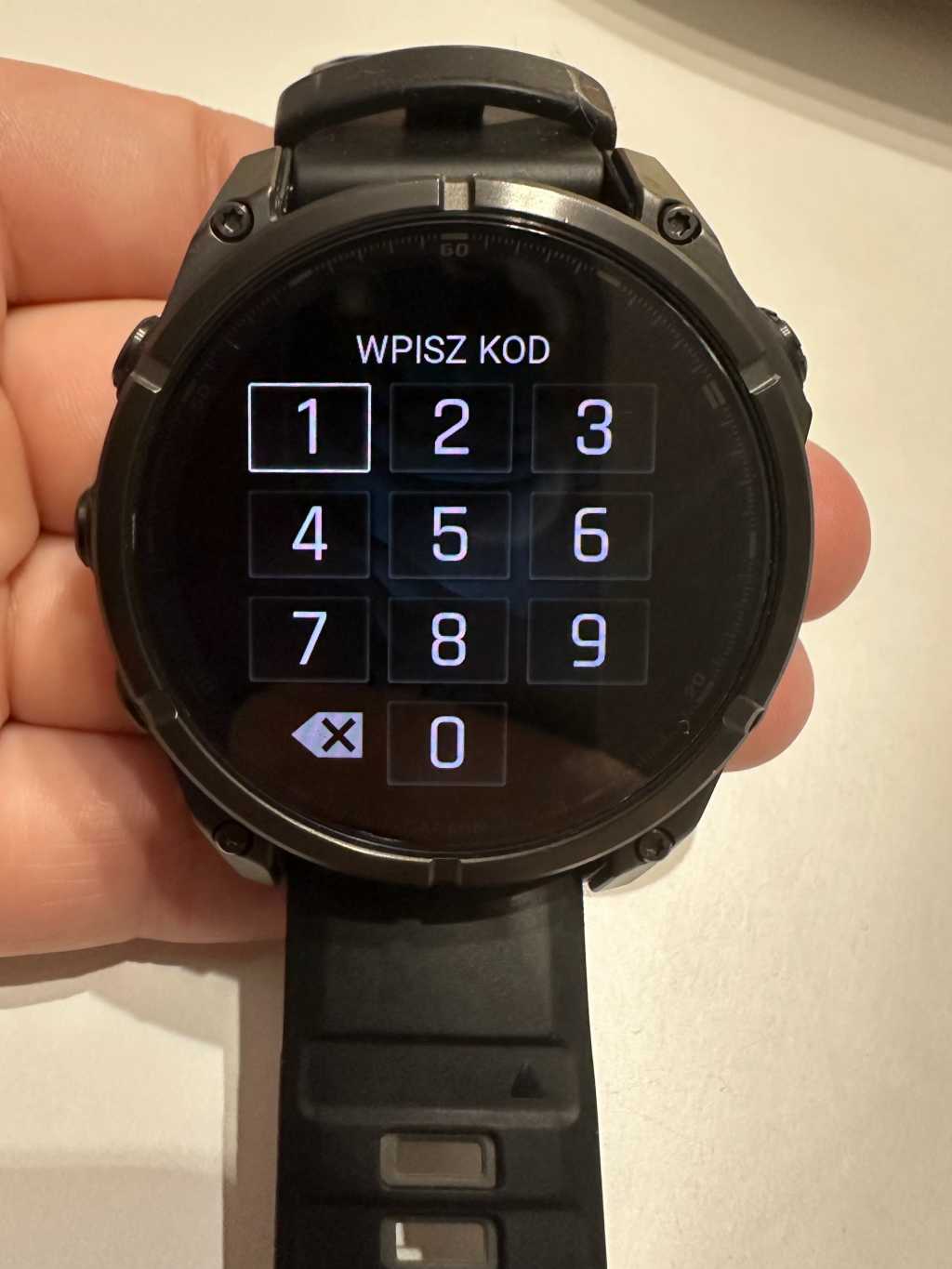 recenzja zegarka garmin fenix 8 AMOLED - jak działa blokada ekranu, na ekranie widać cyfry