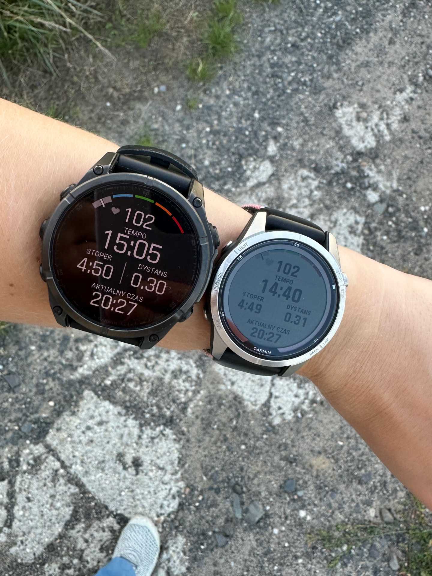 Dwa inteligentne zegarki na jednej ręce - Garmin Fenix 8 AMOLED i Garmin Fenix 7 Pro Solar