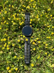 Zegarek Garmin Fenix 8 AMOLED położony na żółtych kwiatach