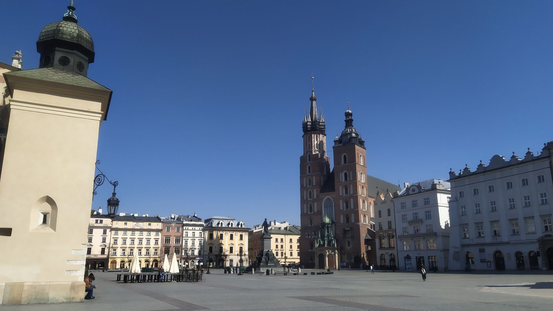 Krakowski rynek, w centrum kadru Kościół Mariacki. Idealne miejsce na wycieczkę jednodniową w Małopolsce
