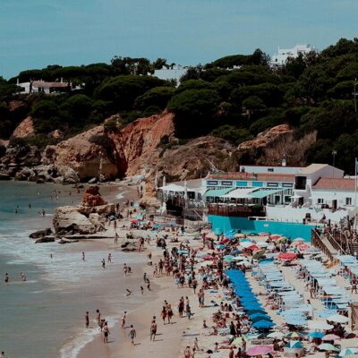 Albufeira, tu panuje zakaz noszenia bikini poza plażami