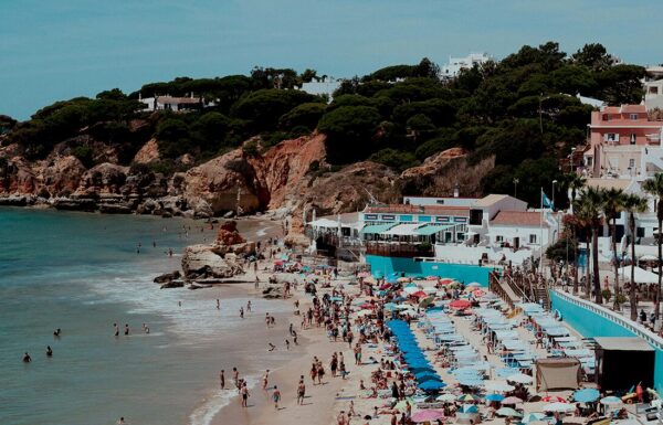 Albufeira, tu panuje zakaz noszenia bikini poza plażami
