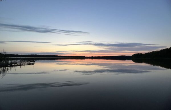 zachód słońca nad jednym z jezior w pszczewskim parku krajobrazowym - malownicza atrakcja województwa lubuskiego