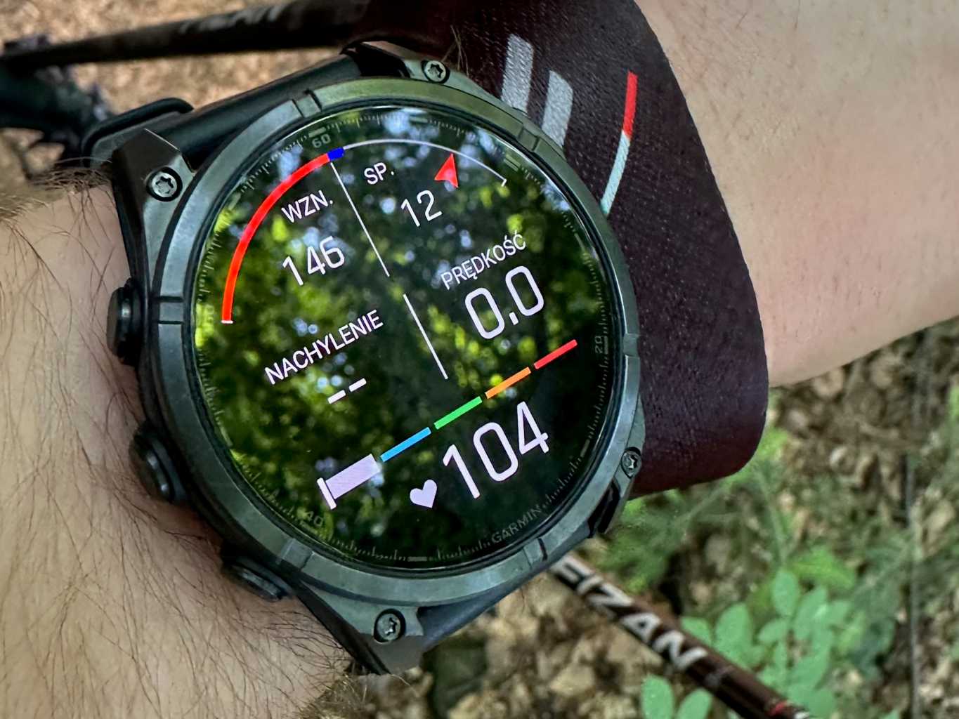 bohater recenzji Garmin Fenix 8 AMOLED na dłoni, przykuwa wzrok ogromnym wyświelaczem