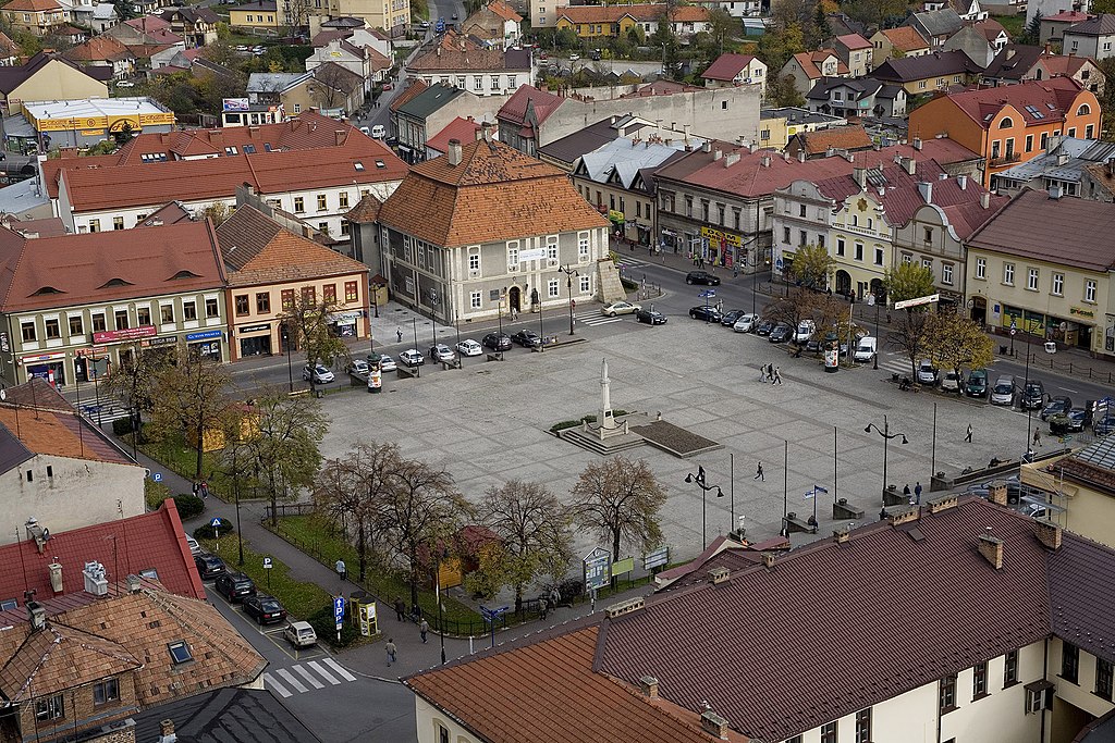 Rynek w Bochni widziany z dachu kościoła farnego, Bochnia to atrakcyjny pomysł na wycieczkę jednodniową w województwie małopolskim