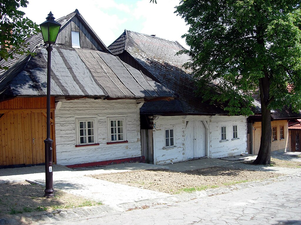 Drewniane domki na rynku w Lanckoronie, magiczne miejsce na jednodniową wycieczkę z Krakowa