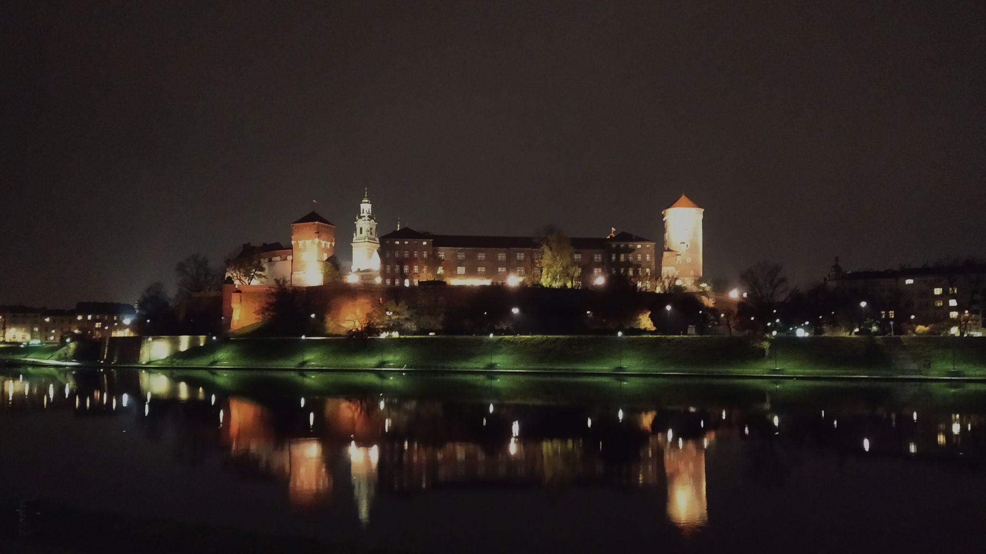 Podświetlony Wawel nad spokojną Wisłą