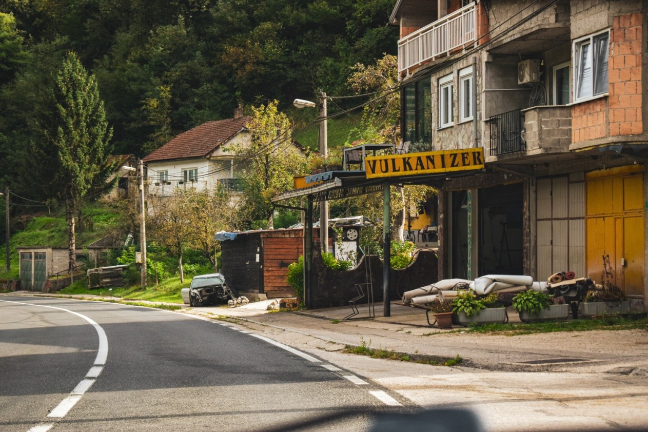 Drogi na Bałkanach bywają różne, warto to wziąć pod uwagę, planując podróż samochodem przez Bałkany - na zdjęciu asfaltowa droga prowadząca przez Bośnię
