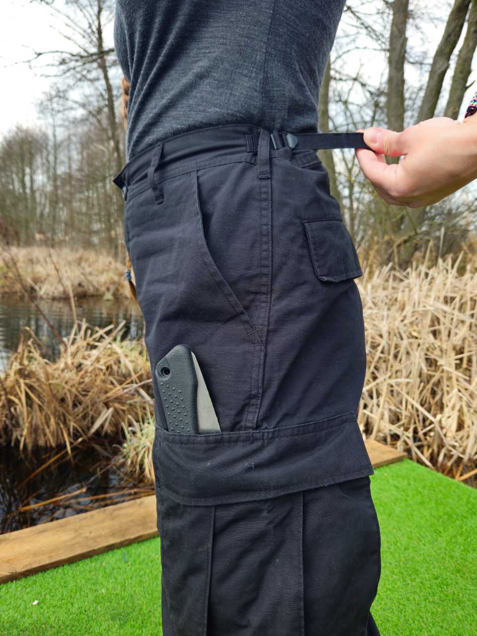 zbliżenie na pasek i kieszenie spodni Helikon BDU