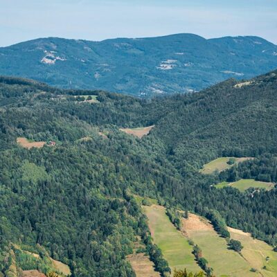 schronisko na Oźnej jest w Beskidzie Żywieckim