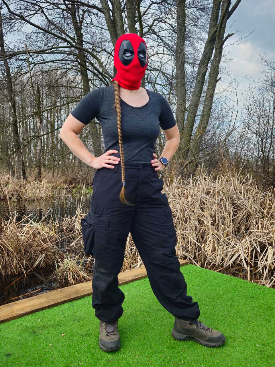 recenzja spodni Helikon BDU - kobieta w czerwonej masce prezentuje, jak spodnie układają się na nogach