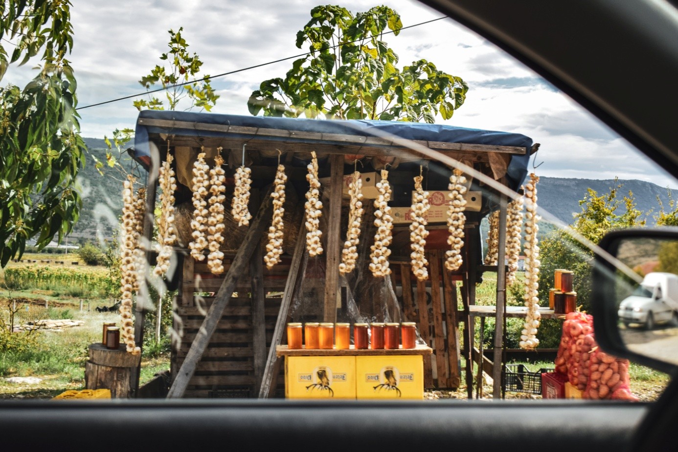 podczas podróży samochodem przez Bałkany natrafisz na mnóstwo przydrożnych straganów, które oferują lokalne przysmaki