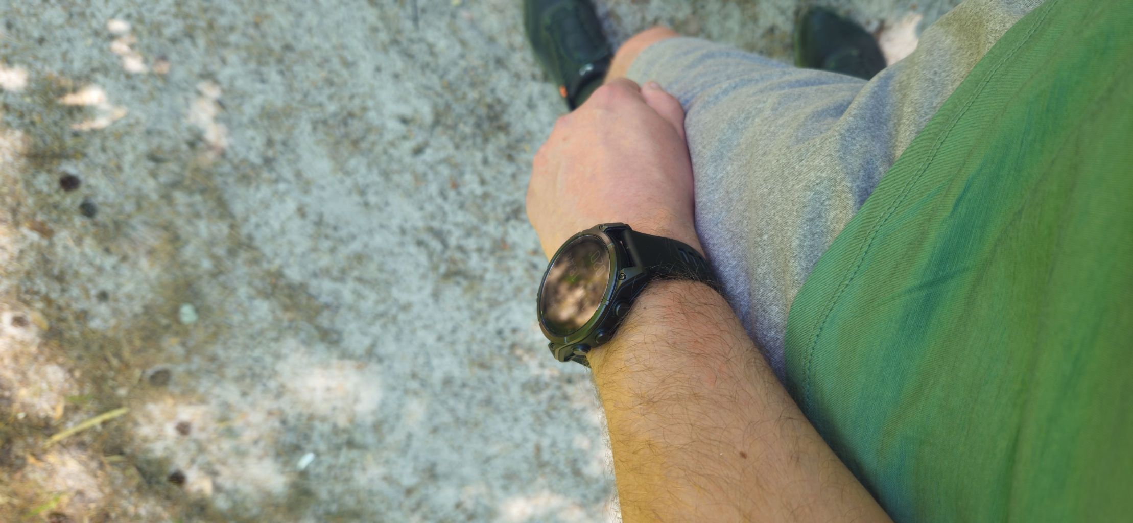 Garmin Fenix 8 AMOLED na dłoni Towarzysza Podróży