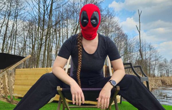 kobieta w masce siedzi wygodnie na leżaku, ma na sobie spodnie Helikon BDU