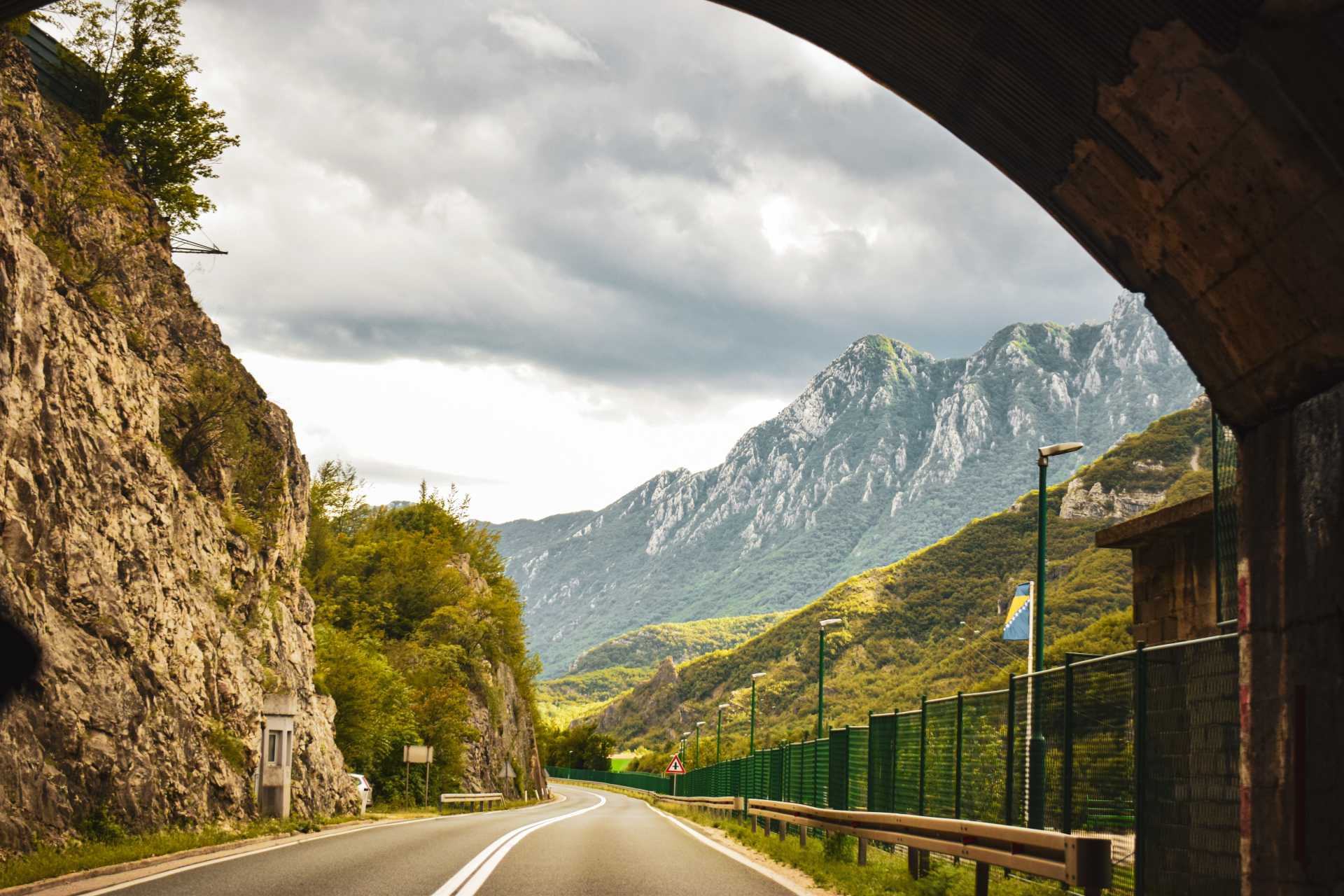 wycieczka na Bałkany samochodem oznacza przejazdy przez wiele malowniczych tras, tutaj górski tunel w Bośni i Hercegowinie