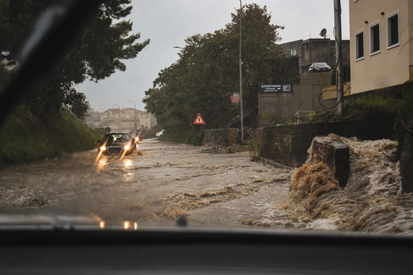 Pogoda w Bałkanach jest zmienna, a to oznacza, że podczas podróży samochodem trzeba się przygotowac na wszystkie scenariusze. Na zdjęciu zalane drogi, czyli fala powodziowa w Czarnogórze