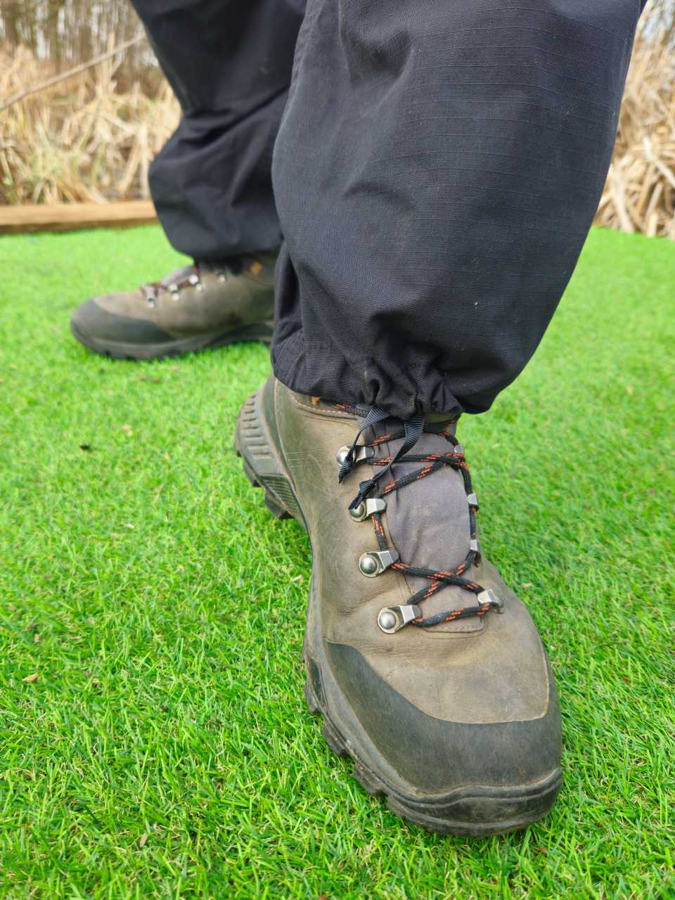 zbliżenie na nogawkę spodni Helikon BDU, którą naprawdę łatwo dopasować pod kątem długości