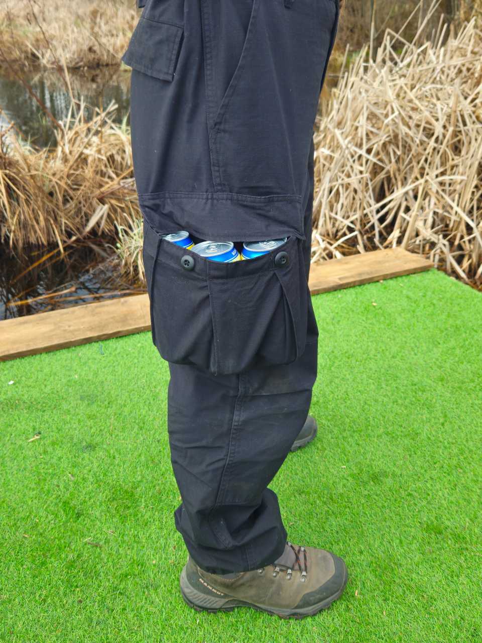 trzy puszki piwa w kieszeni spodni Helikon BDU