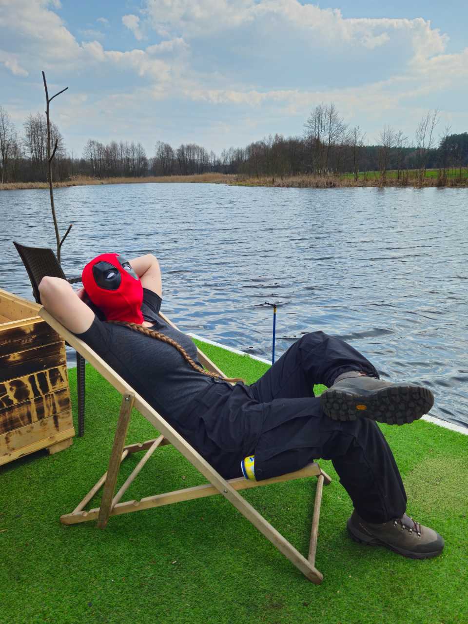 Wyluzowana autorka siedzi wygodnie na leżaku, uspokaja ją myśl, że spodnie Helikon BDU posłużą jej przez długi czas, nawet prane w wyższej temperaturze