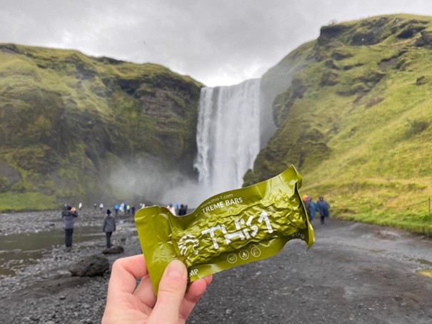 baton This-1 na tle malowniczego wodospadu na Islandii