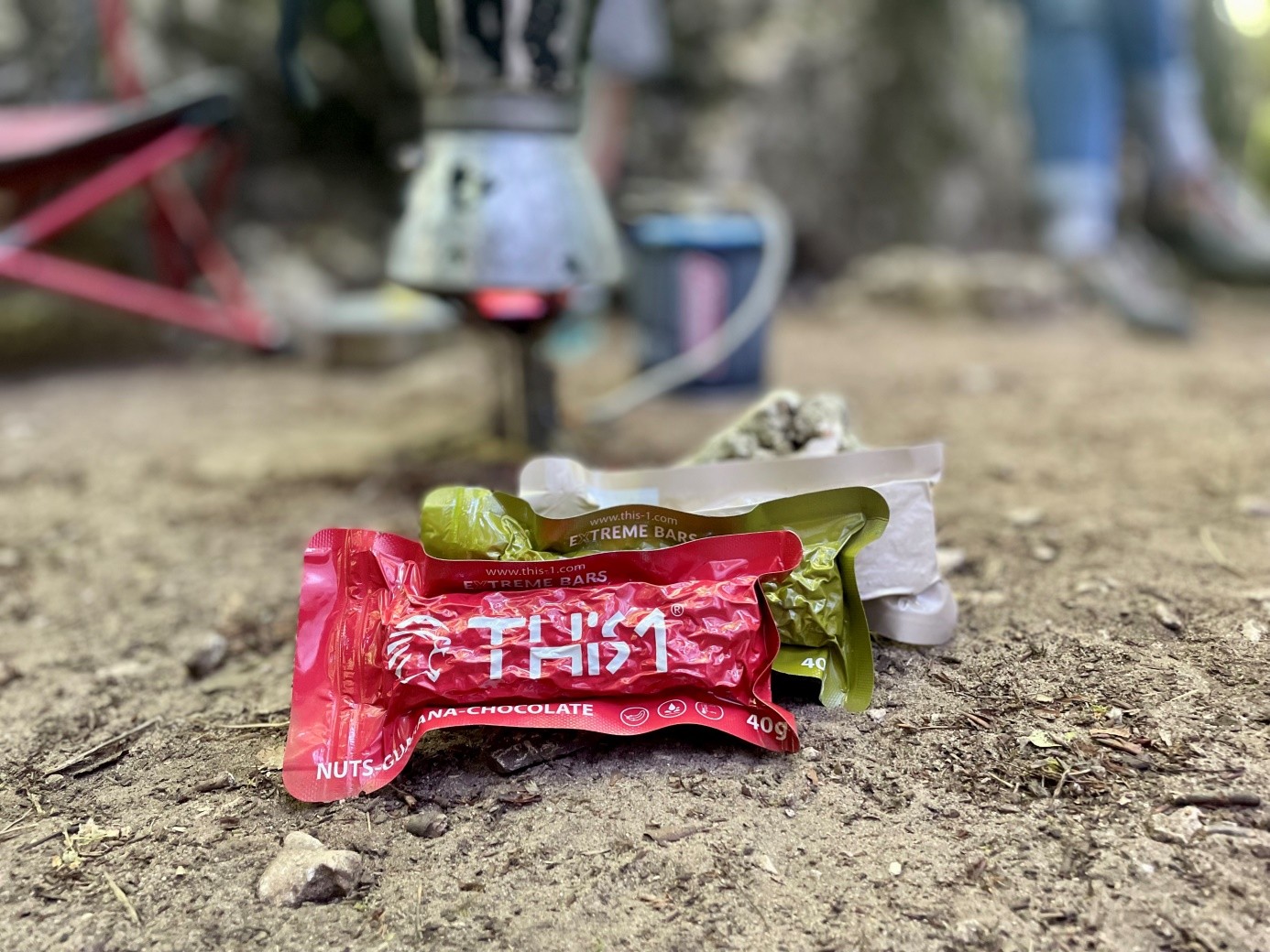 batony This-1, w tle turystyczny ekwipunek do gotowania