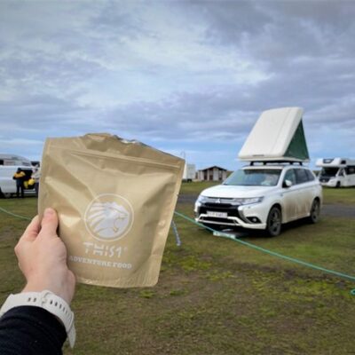 danie lifiolizowane This-1 na tle campingu na Islandii