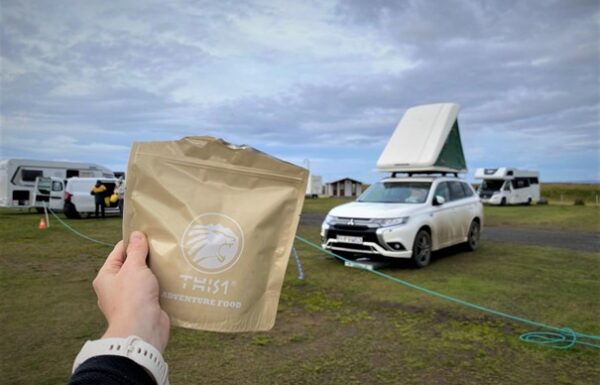 danie lifiolizowane This-1 na tle campingu na Islandii