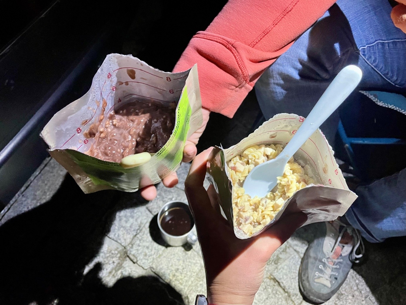 dwa zalane dania liofilizowane This-1 z wsadzonymi do środka łyżkami