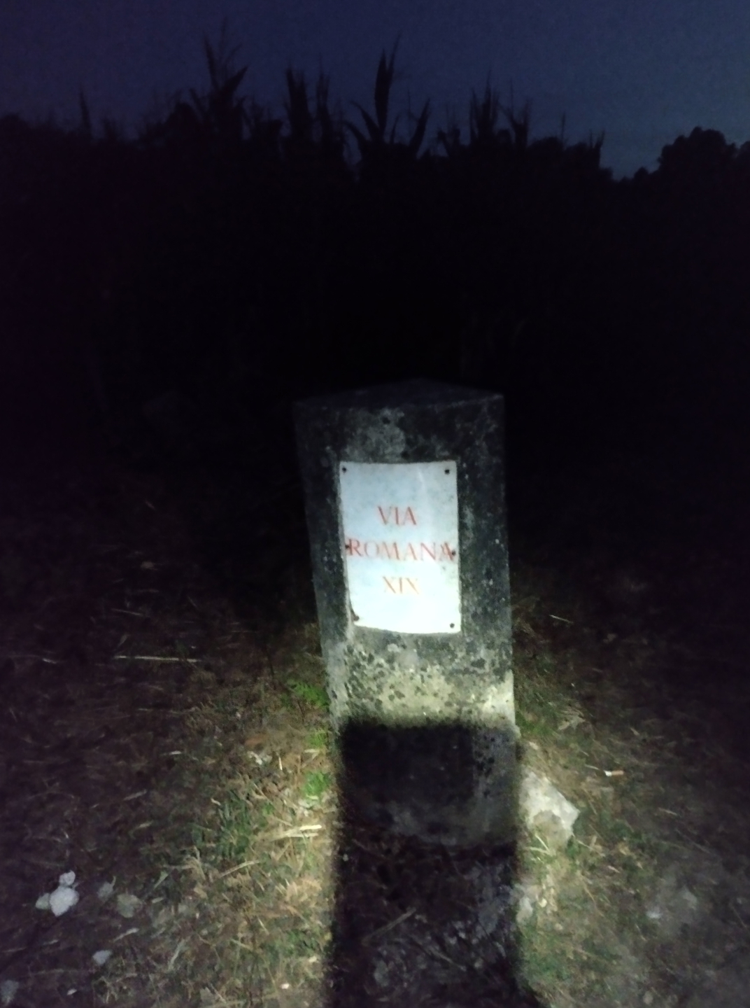 Oświetlenie drogi romańskiej przez czołówkę w nocy