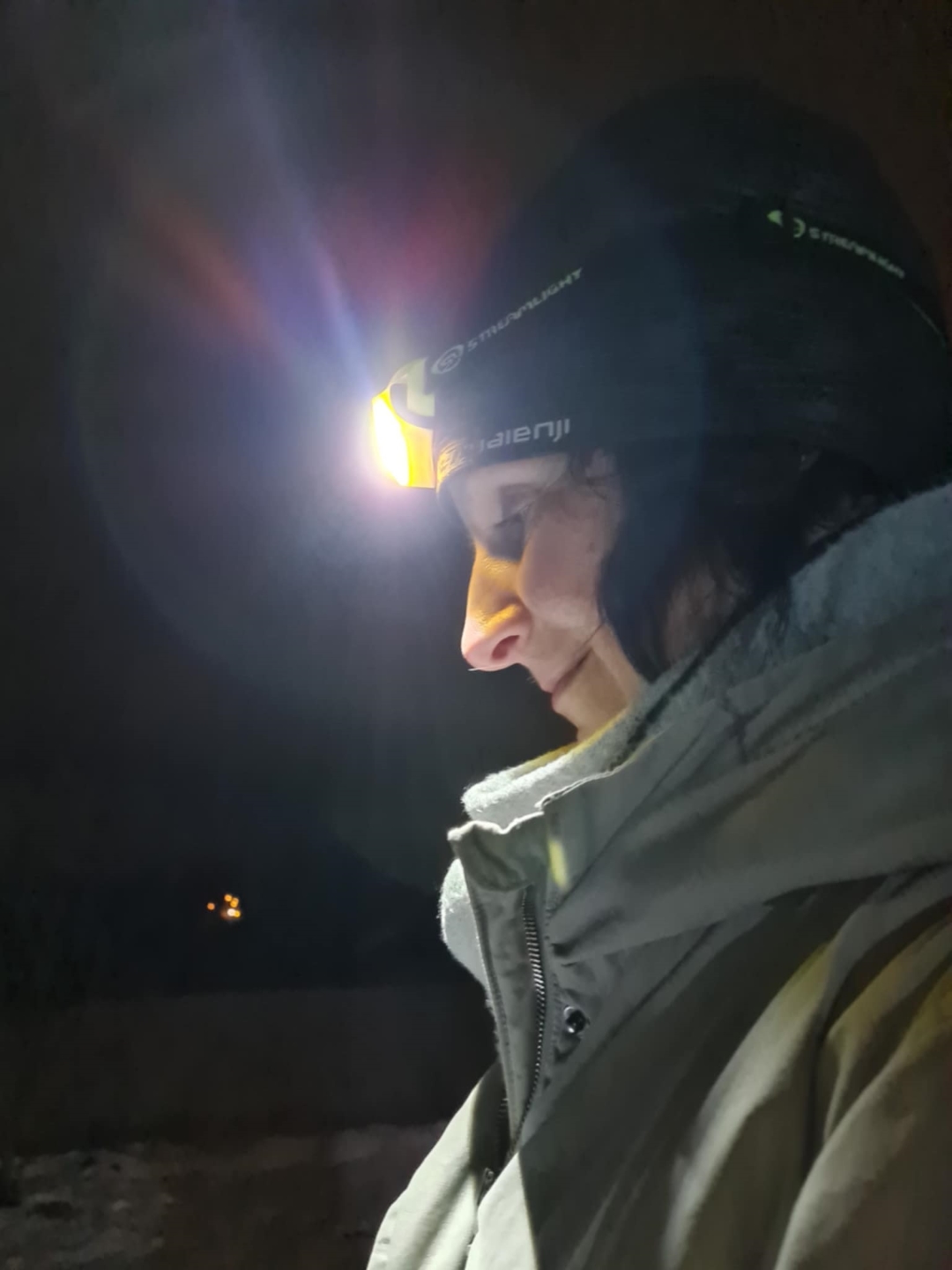 Wygląd czołówki Bandit Pro w ciemności - profil