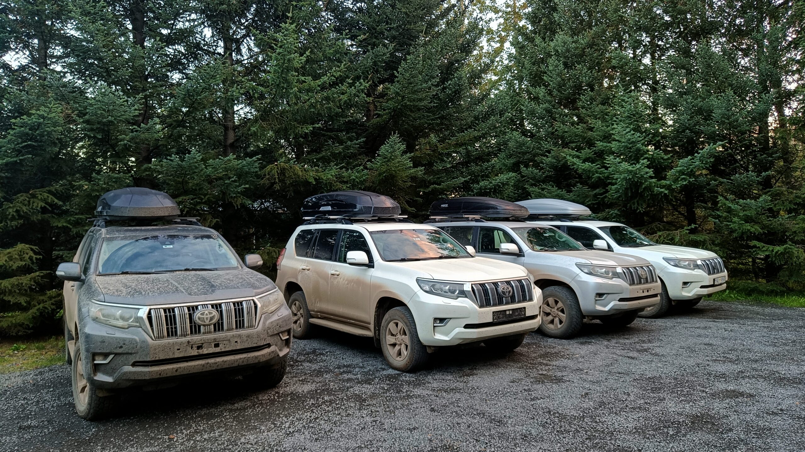 Islandia - Nasze samochody pod koniec wyjazdu. Tablice rejestracyjne popłynęły z prądem rzeki.