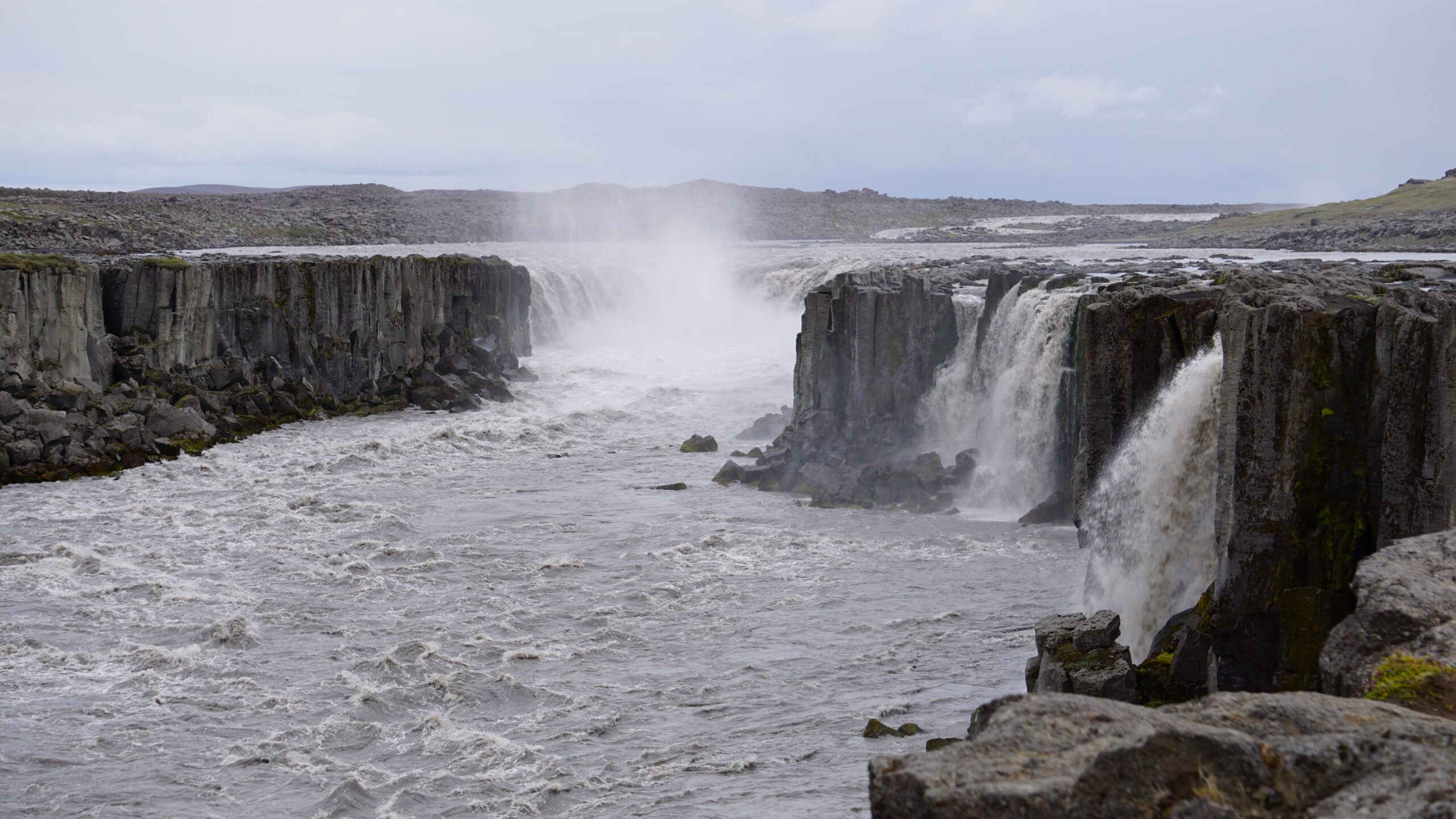 Islandia Monumentalny wodospad Dettifoss.
