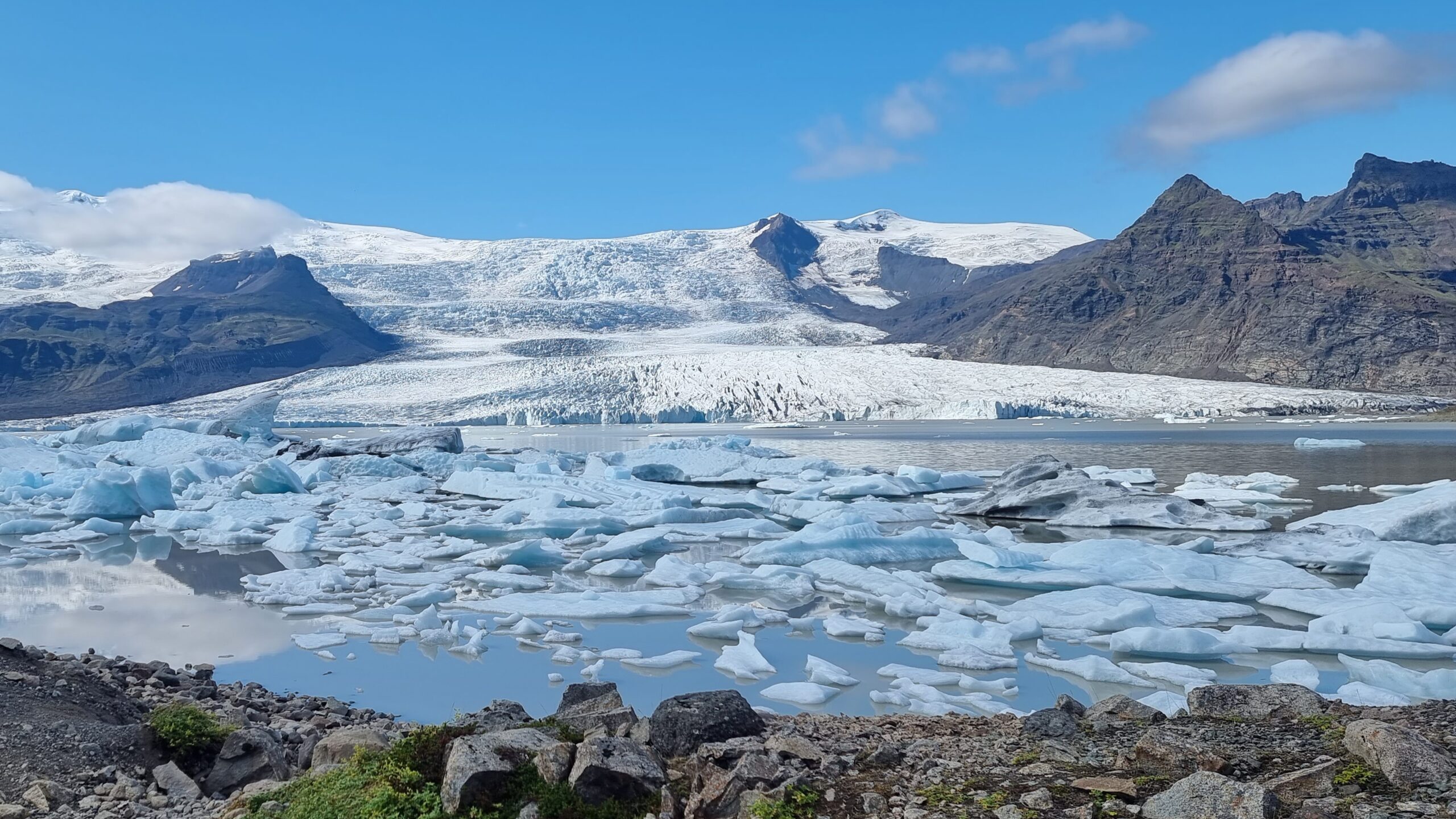 Widok na lodowiec Vatnajökull oraz przylegające do niego jezioro Fjallsárlón