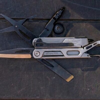 Gerber Stakeout Drive na drewnianym stole