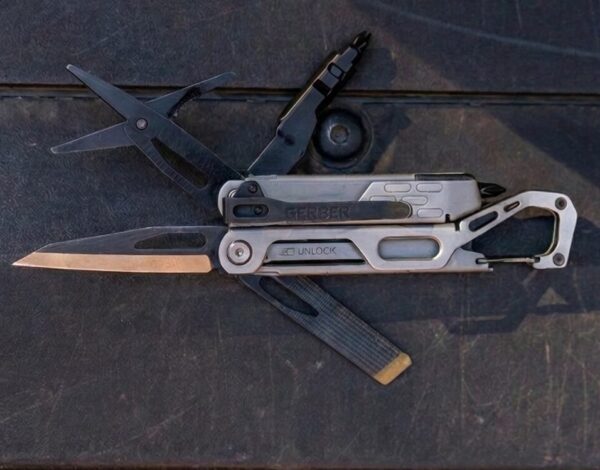 Gerber Stakeout Drive na drewnianym stole