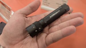 Acebeam K1 na dłoni