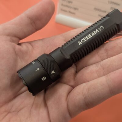 Acebeam K1 na dłoni
