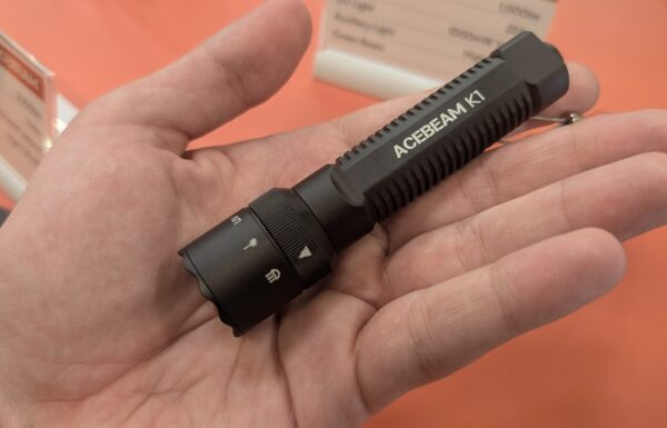 Acebeam K1 na dłoni