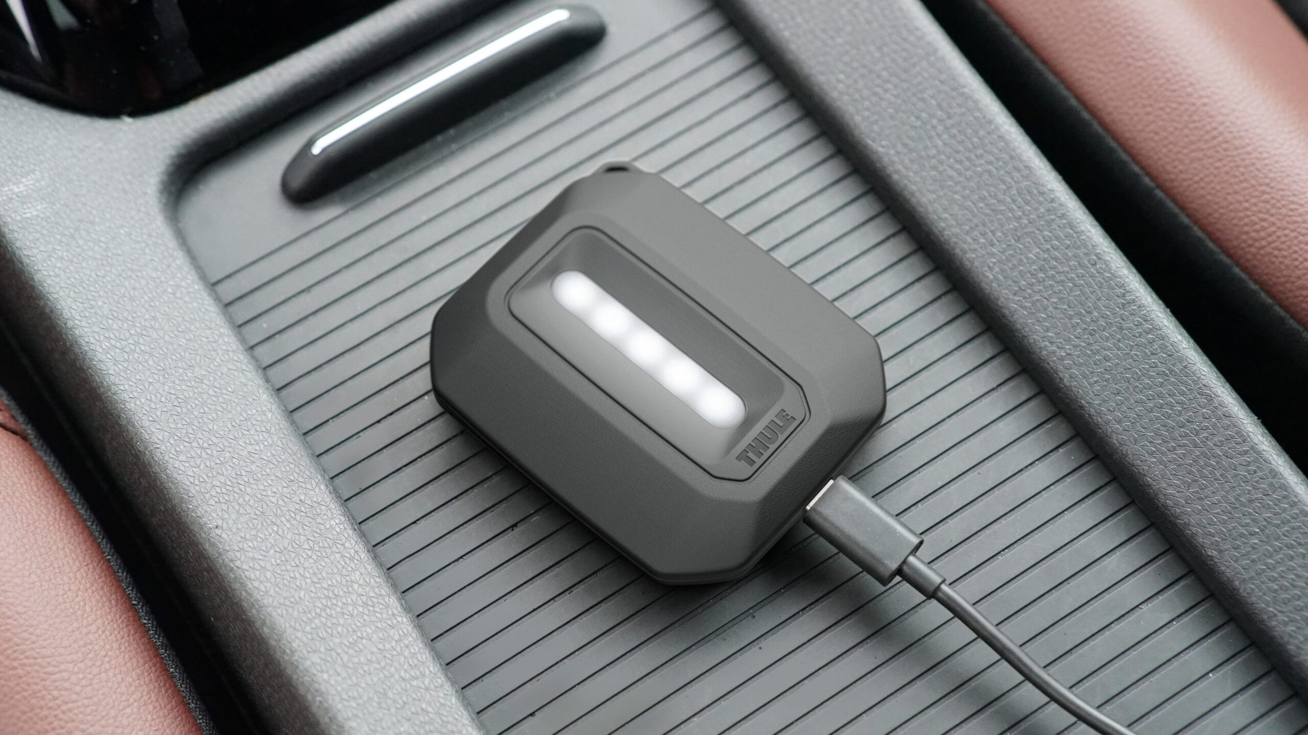 kontrolka Thule Epos ParkSecure wewnątrz samochodu