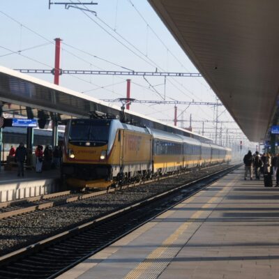 Pociąg RegioJet wjeżdża na stacje. RegioJet rezygnuje z tras w Polsce