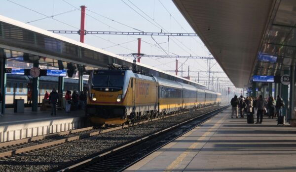 Pociąg RegioJet wjeżdża na stacje. RegioJet rezygnuje z tras w Polsce