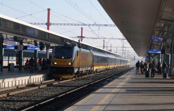 Pociąg RegioJet wjeżdża na stacje. RegioJet rezygnuje z tras w Polsce