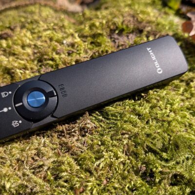 Olight Arkfeld Pro UV w naturalnym otoczeniu